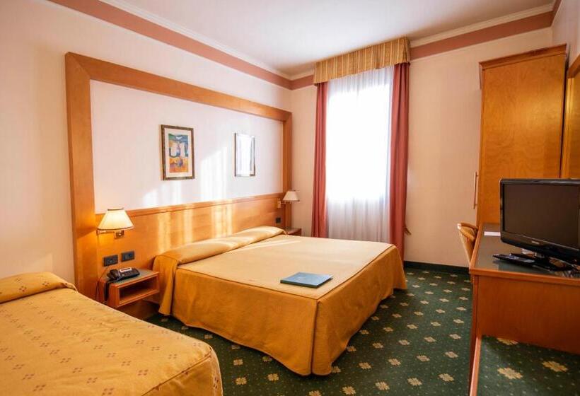 חדר סטנדרט לשלושה, Estense