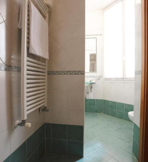 חדר סטנדרט לשלושה, Estense