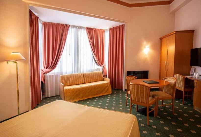 חדר סטנדרט לארבעה, Estense