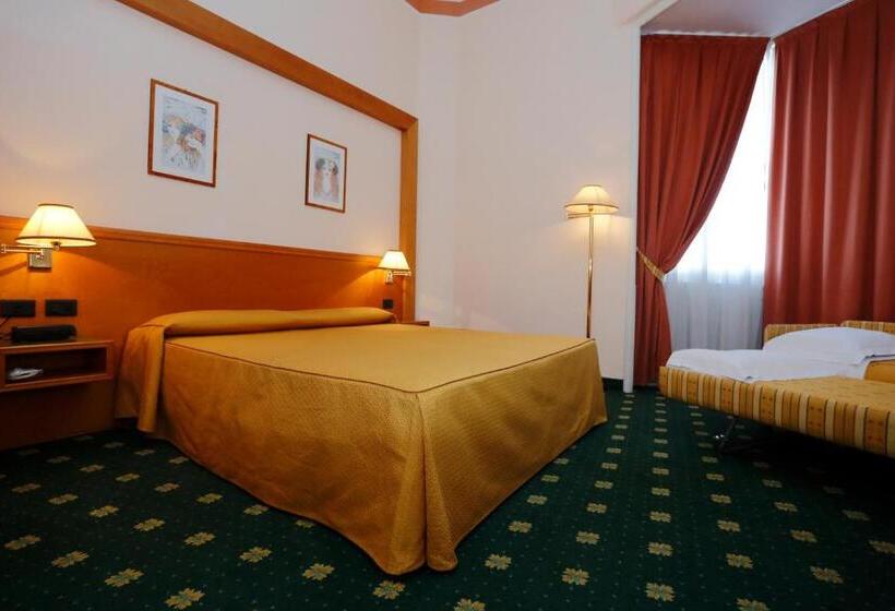 חדר סטנדרט לארבעה, Estense