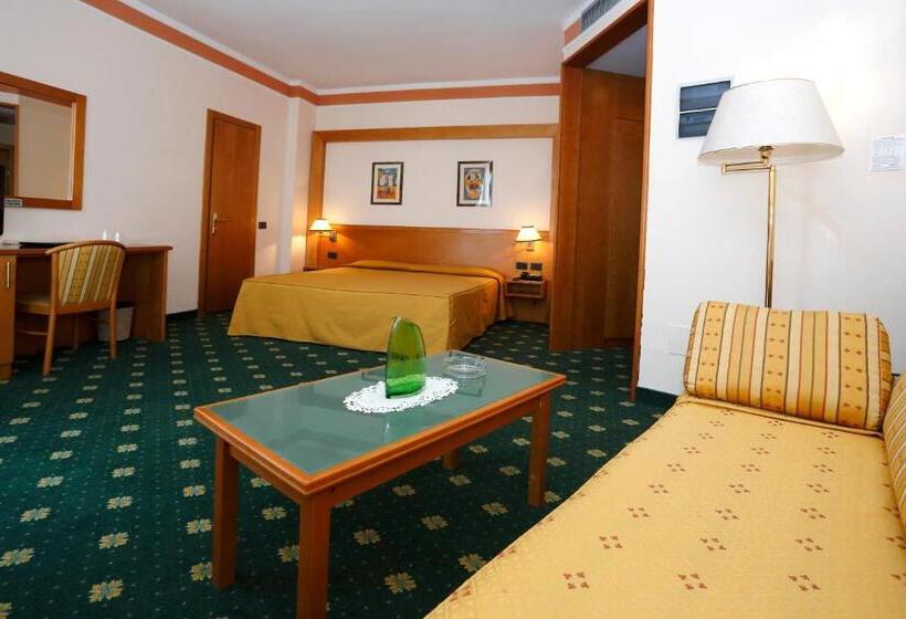 חדר סטנדרט לארבעה, Estense