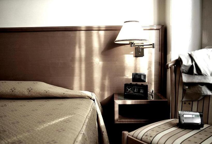 חדר אקונומי יחיד, Estense