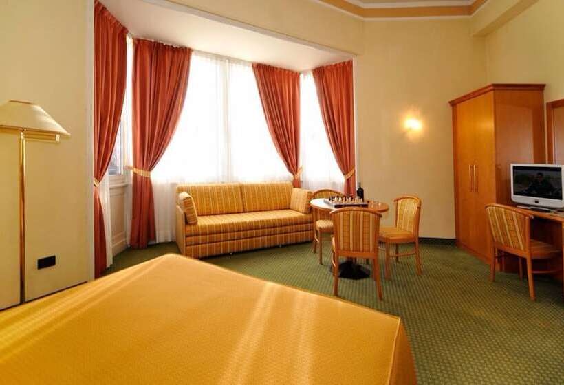 חדר סטנדרט לשלושה, Estense