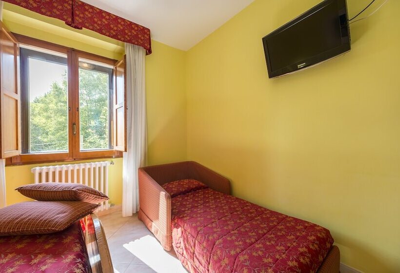 חדר סטנדרט לשלושה, Iris