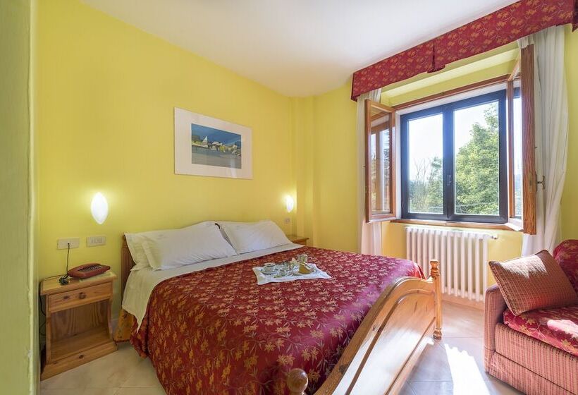 חדר סטנדרט לשלושה, Iris