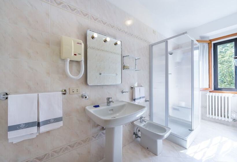 חדר סטנדרט לארבעה, Iris