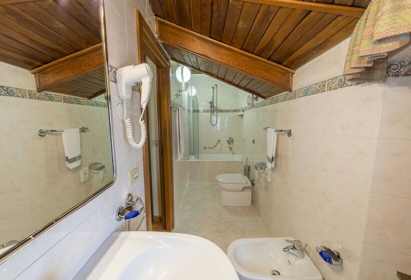 חדר משפחתי, Iris