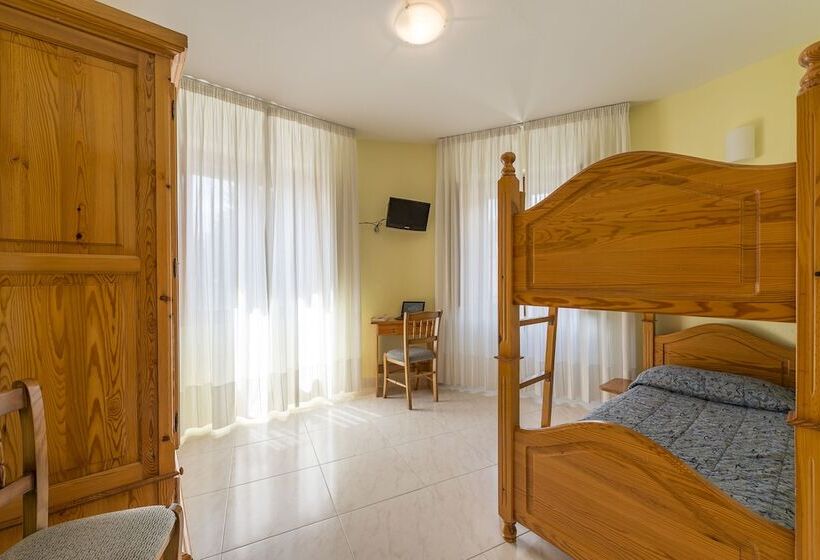 חדר משפחתי, Iris