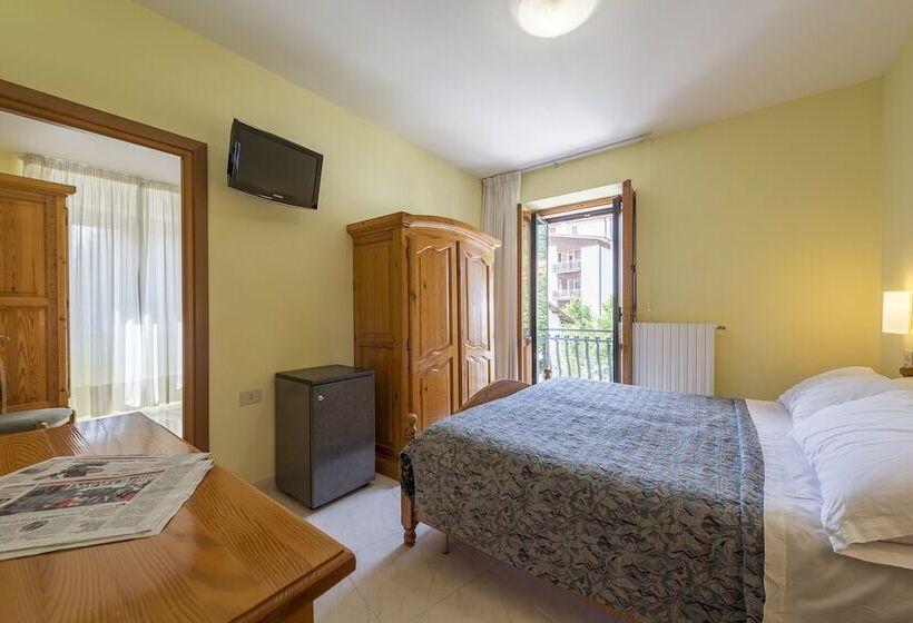 חדר משפחתי, Iris