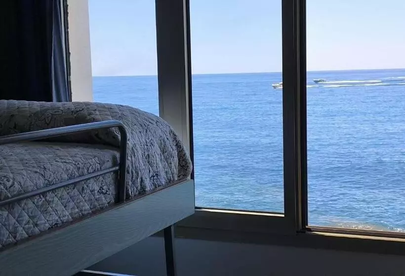 اتاق خانوادگی با چشمانداز دریا, La Perla Del Capo