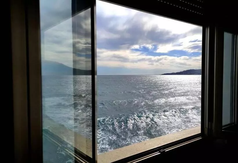 اتاق خانوادگی با چشمانداز دریا, La Perla Del Capo
