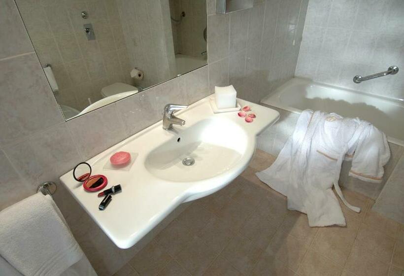 اتاق استاندارد یک نفره, Mennini