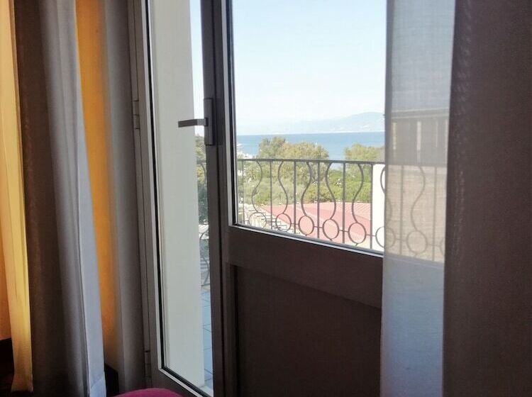 اتاق ساده سه نفره, Palace Masoanri's