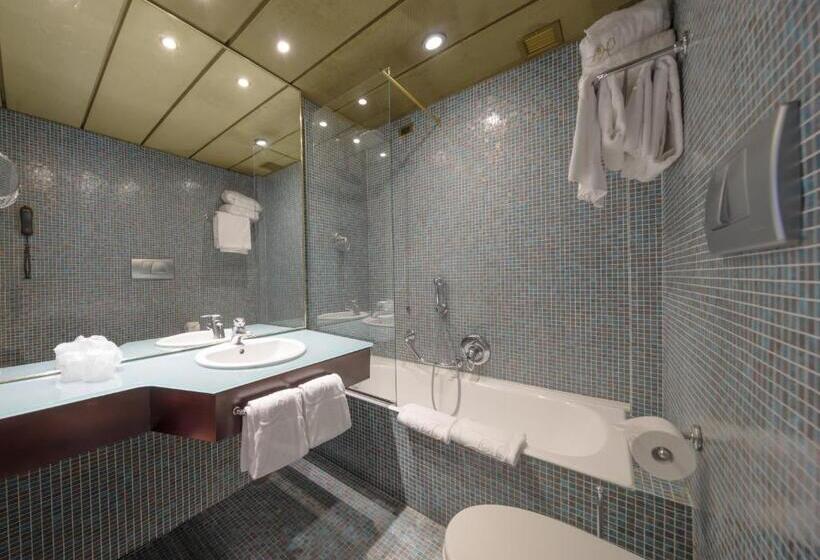 חדר דלוקס, Pierre Milano