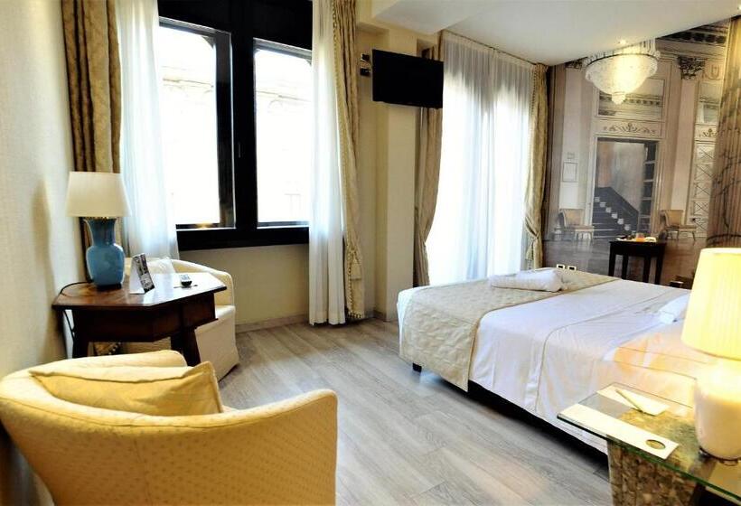 اتاق لوکس, Pierre Milano