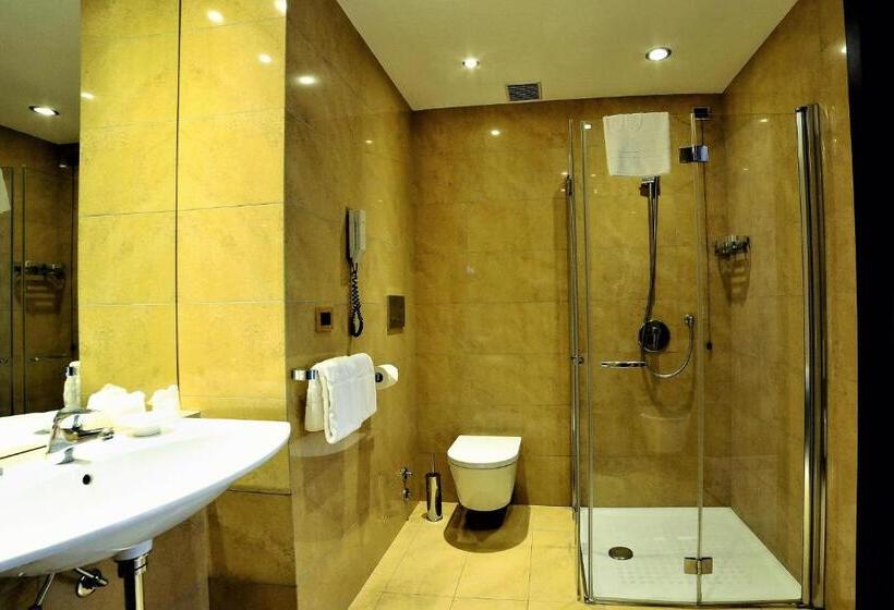 חדר דלוקס, Pierre Milano