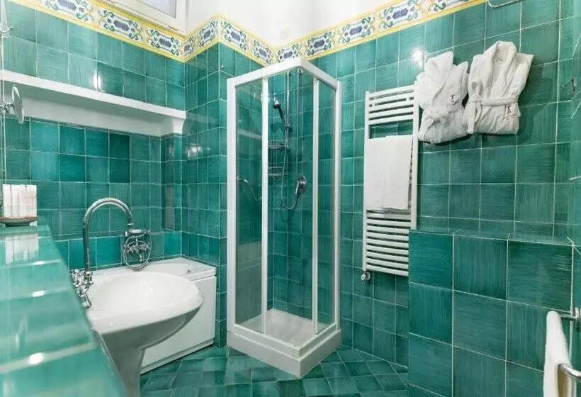 سوییت جونیور با چشم‌انداز جانبی دریا, Poseidon