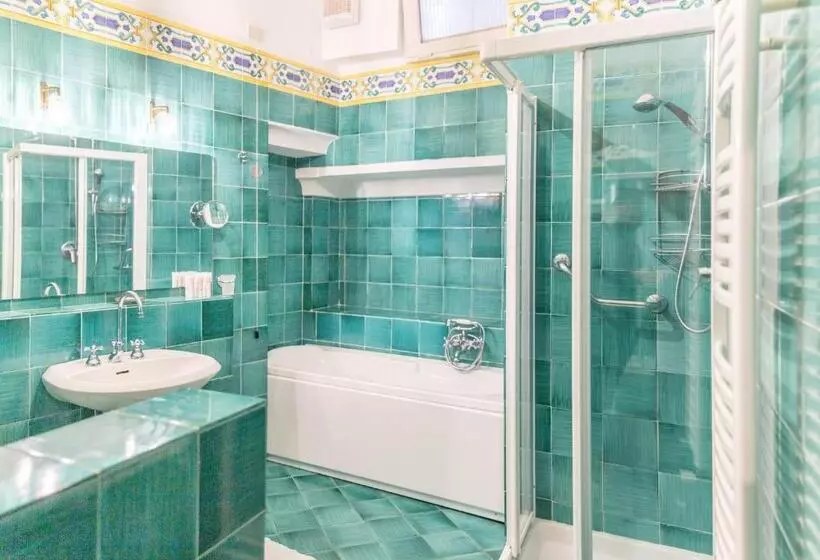 سوییت جونیور با چشم‌انداز جانبی دریا, Poseidon