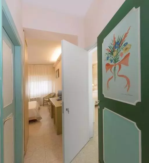 آپارتمان یک خوابه با دری مشترک که هال را جدا می کند., Numana Palace