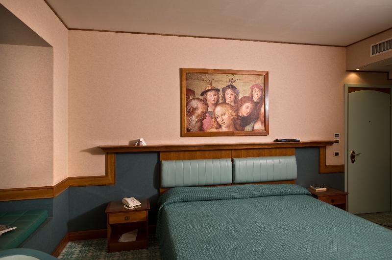 اتاق اکونومی, Sangallo Palace