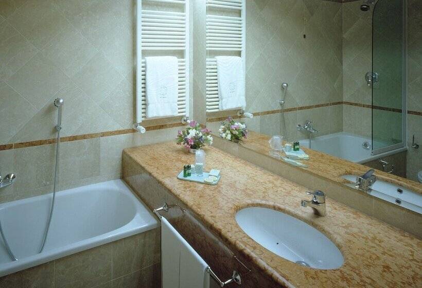 اتاق استاندارد چهار تخته, Sangallo Palace