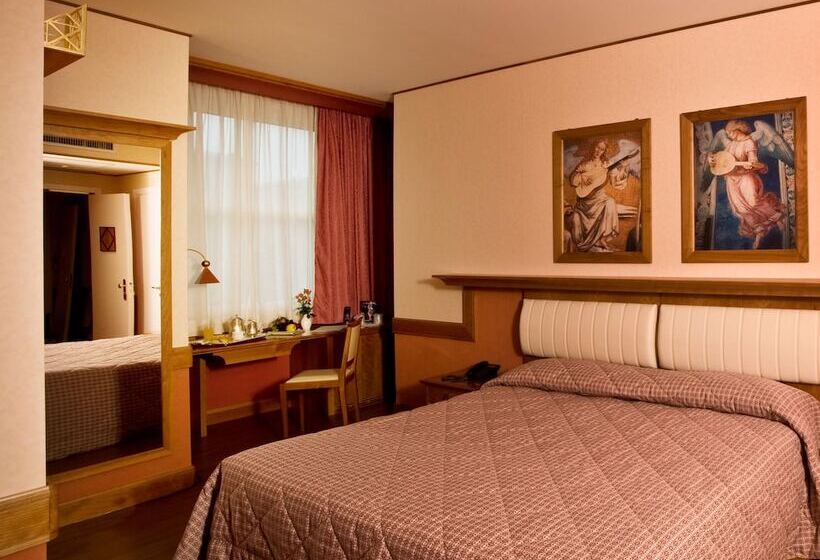 اتاق اکونومی, Sangallo Palace