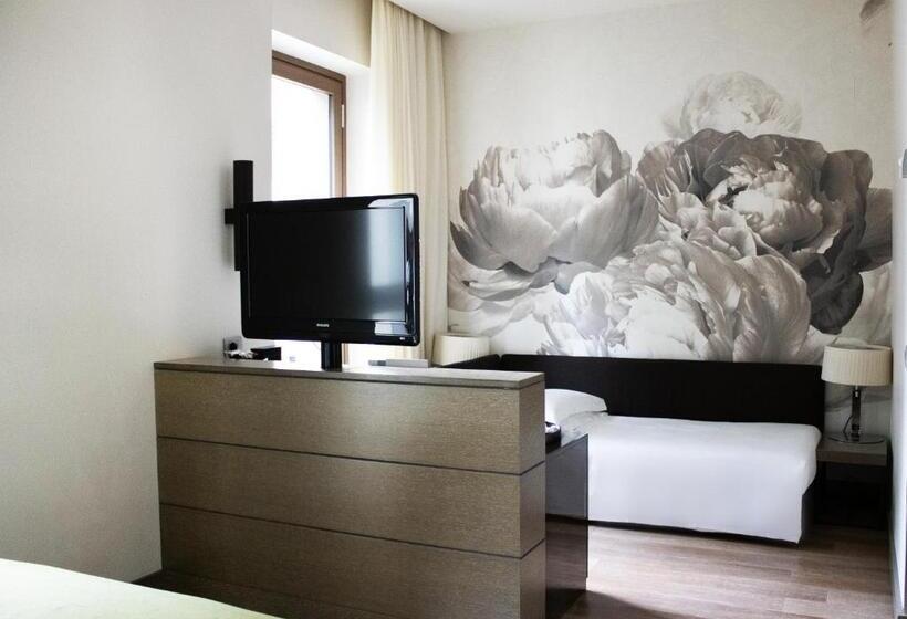 اتاق استاندارد سه نفره, Starhotels Echo