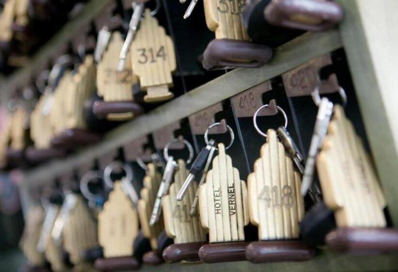 اتاق استاندارد چهارنفره با بالکن, Vernel