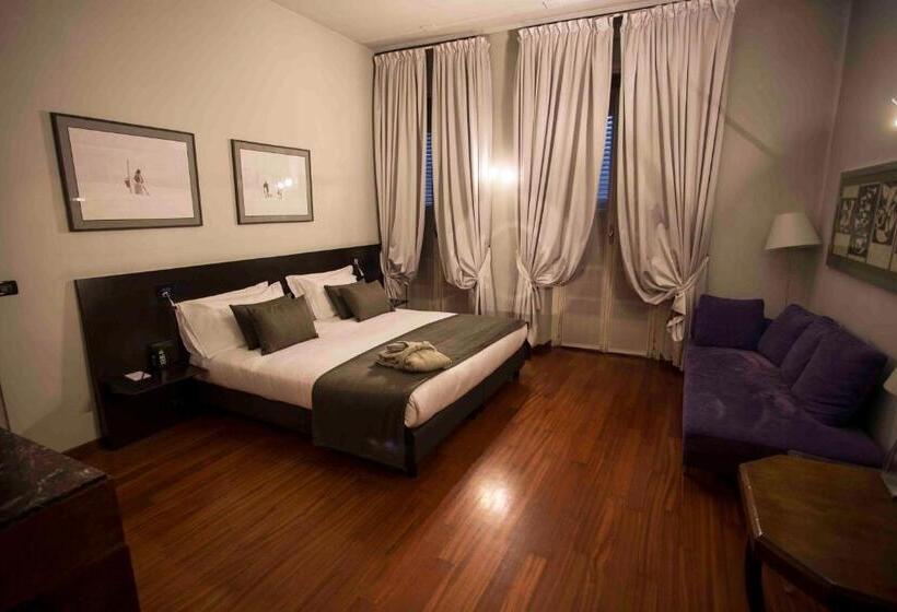 جناح جونيور, Art Hotel Boston