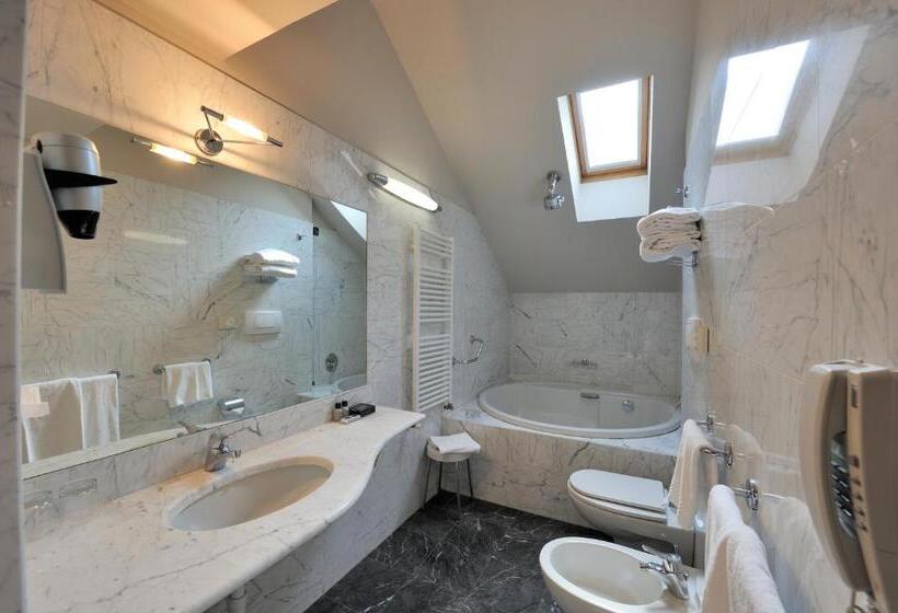 جناح, Art Hotel Boston