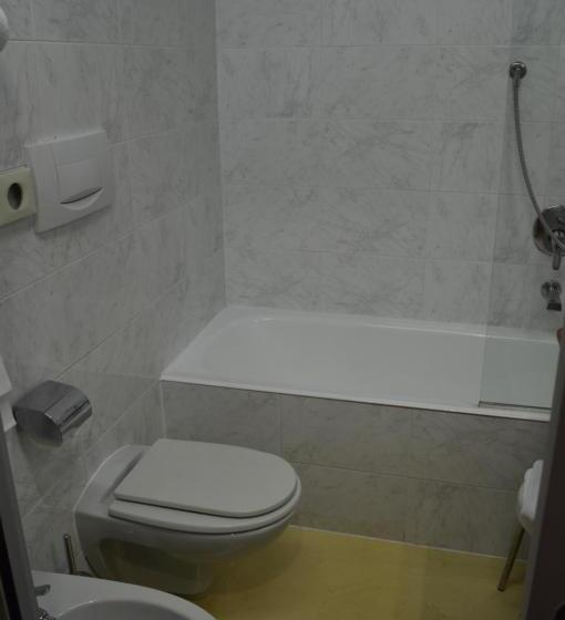 غرفة قياسية ثلاثية, Art Hotel Boston