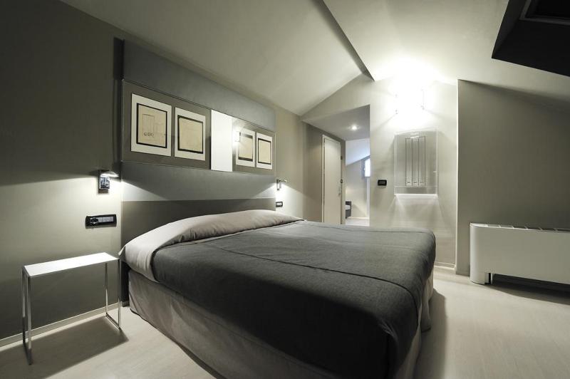 جناح جونيور, Art Hotel Boston