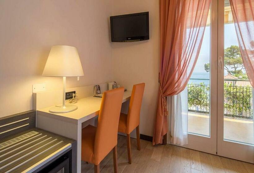 Номер Стандарт Вид на Море с Террасой, Best Western Regina Elena
