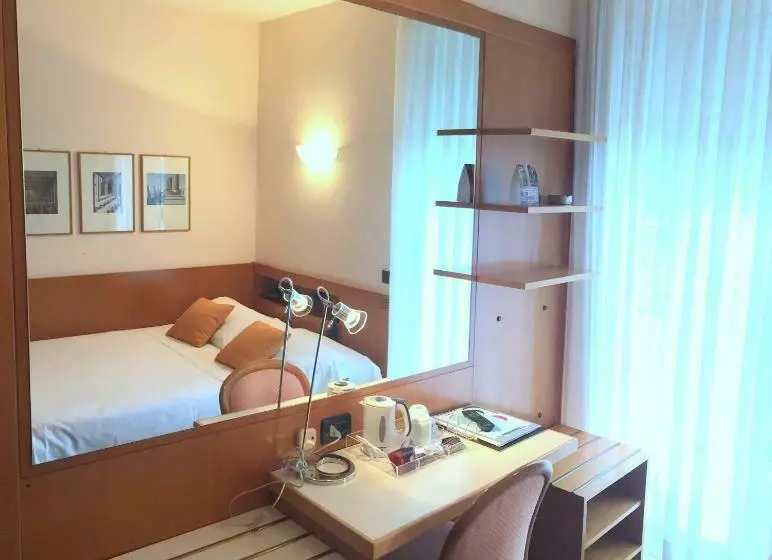 庭の見えるシングルルーム, Best Western Regina Elena
