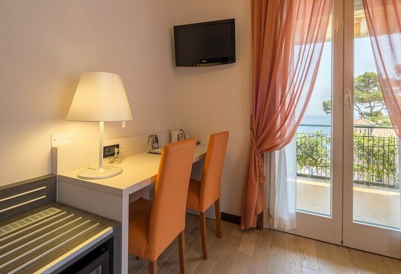 Номер Стандарт Двуспальная Кровать Вид на Море, Best Western Regina Elena
