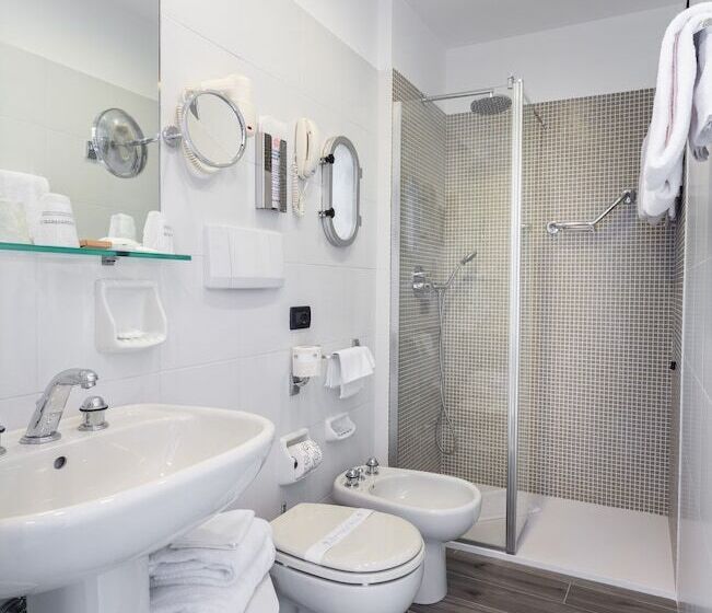 اتاق استاندارد با تراس و چشم‌انداز دریا, Best Western Regina Elena