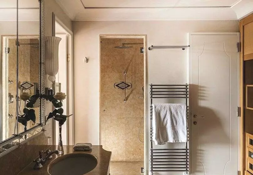 Suite with lake view, Hotel Cipriani, A Belmond Hotel, Venice