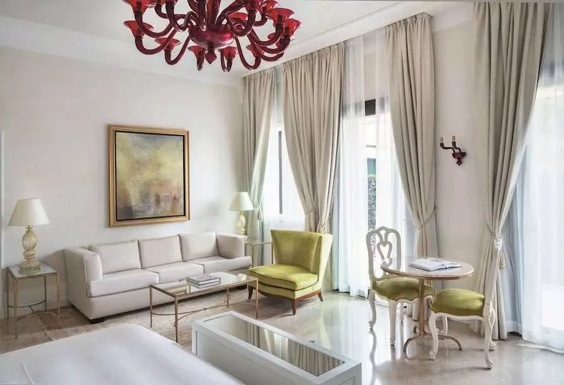 سوییت جونیور با چشم‌انداز استخر, Hotel Cipriani, A Belmond Hotel, Venice