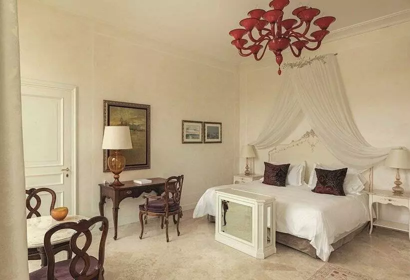 سوییت جونیور با چشم‌انداز استخر, Hotel Cipriani, A Belmond Hotel, Venice