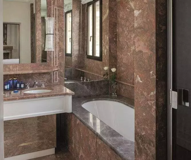 سوئیت جونیور با چشم‌انداز باغ, Hotel Cipriani, A Belmond Hotel, Venice