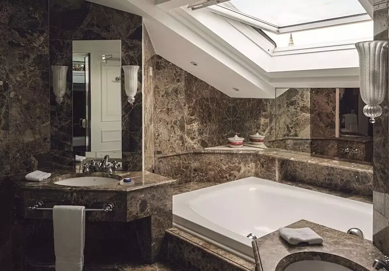 سوییت جونیور با چشم‌انداز دریاچه, Hotel Cipriani, A Belmond Hotel, Venice