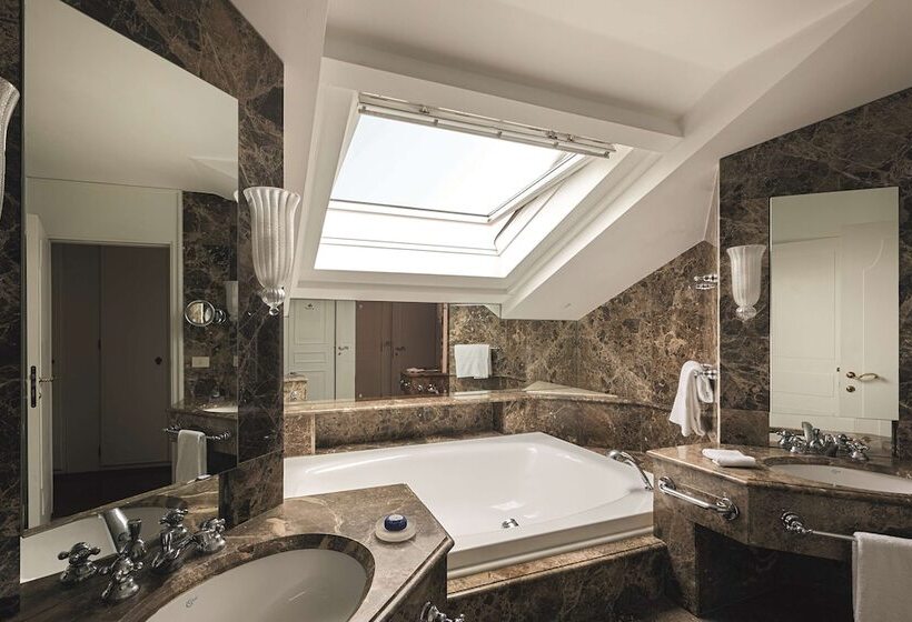 سوییت جونیور با چشم‌انداز دریاچه, Hotel Cipriani, A Belmond Hotel, Venice