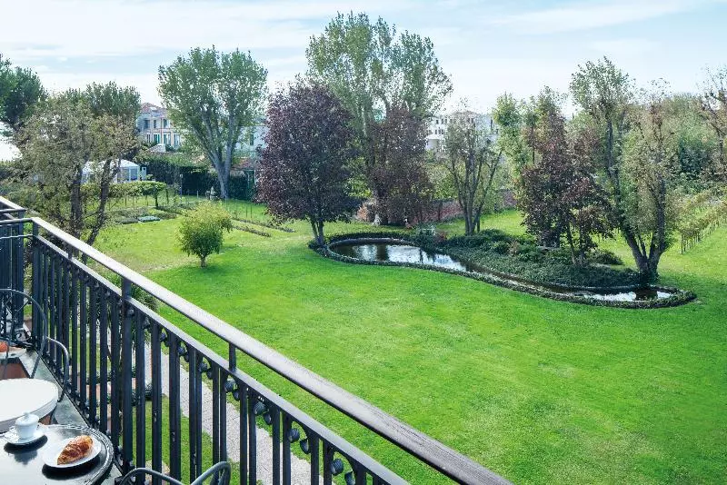 سوئیت جونیور با چشم‌انداز باغ, Hotel Cipriani, A Belmond Hotel, Venice