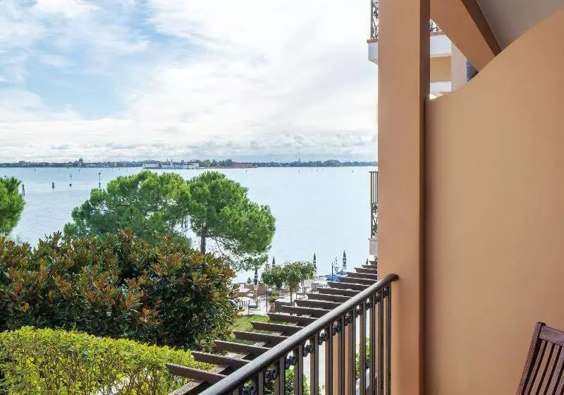 سوییت جونیور با چشم‌انداز دریاچه, Hotel Cipriani, A Belmond Hotel, Venice