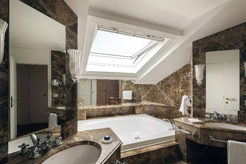 سوییت جونیور با چشم‌انداز دریاچه, Hotel Cipriani, A Belmond Hotel, Venice