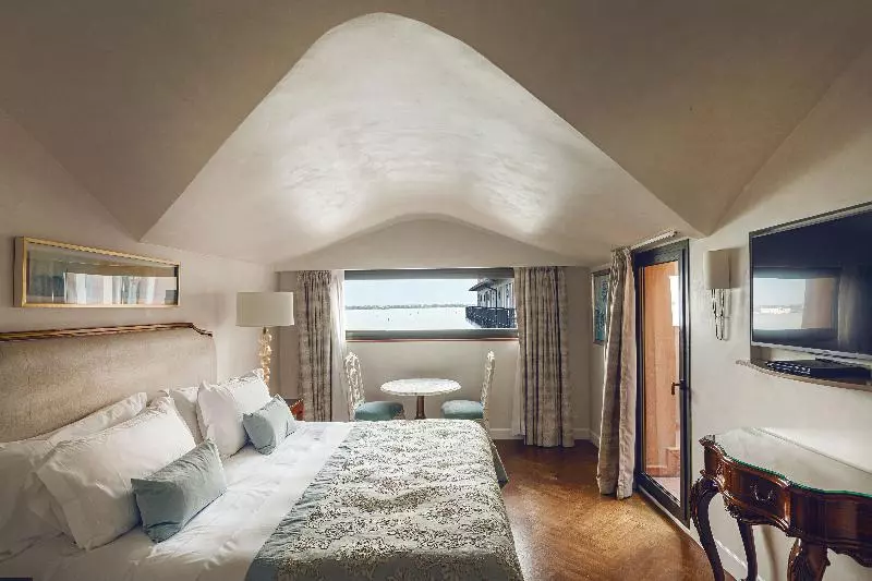 سوییت جونیور با چشم‌انداز دریاچه, Hotel Cipriani, A Belmond Hotel, Venice
