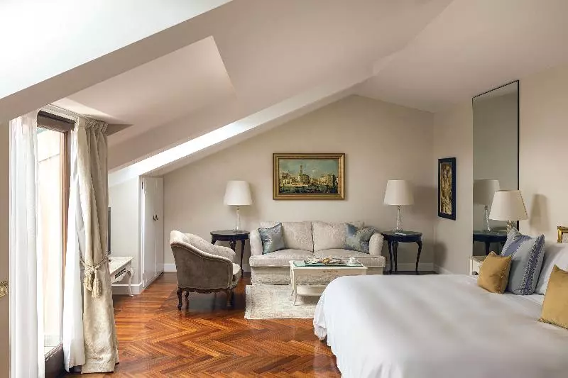 سوییت جونیور با چشم‌انداز دریاچه, Hotel Cipriani, A Belmond Hotel, Venice