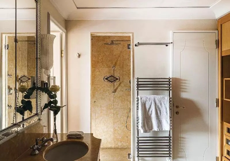 Suite with lake view, Hotel Cipriani, A Belmond Hotel, Venice