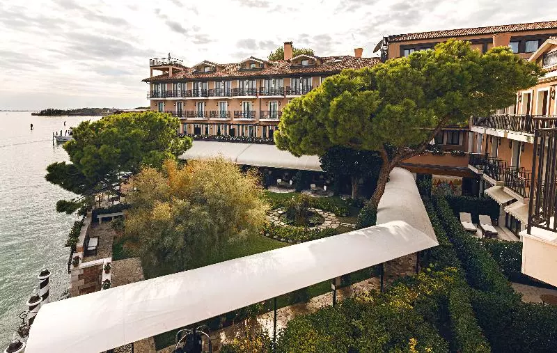 Suite with lake view, Hotel Cipriani, A Belmond Hotel, Venice