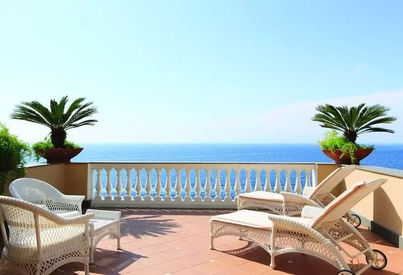 اتاق اجرایی با چشم‌انداز دریا, Corallo Sorrento